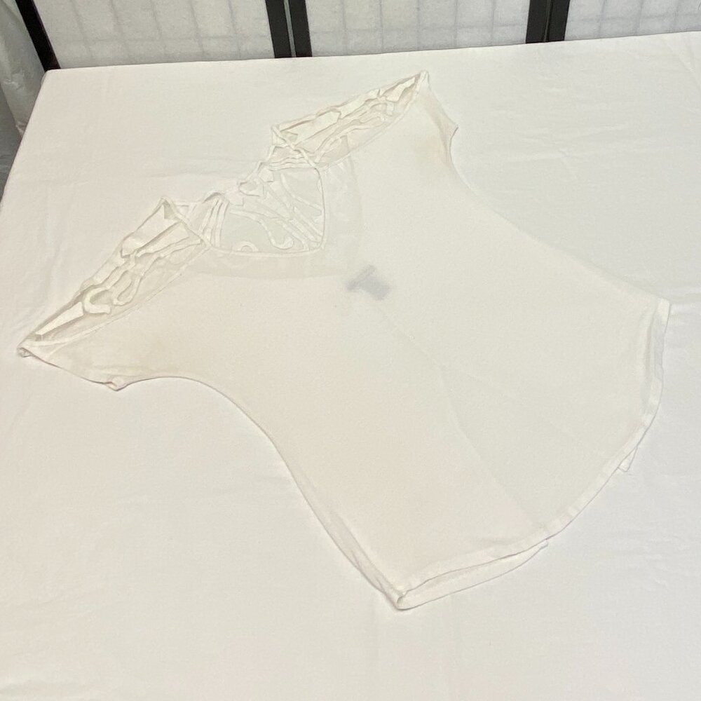 BKE Red Lace Shoulder White Tee XS V-Neck Short Raglan Sleeve Split Back Hem - Picture 8 of 11
